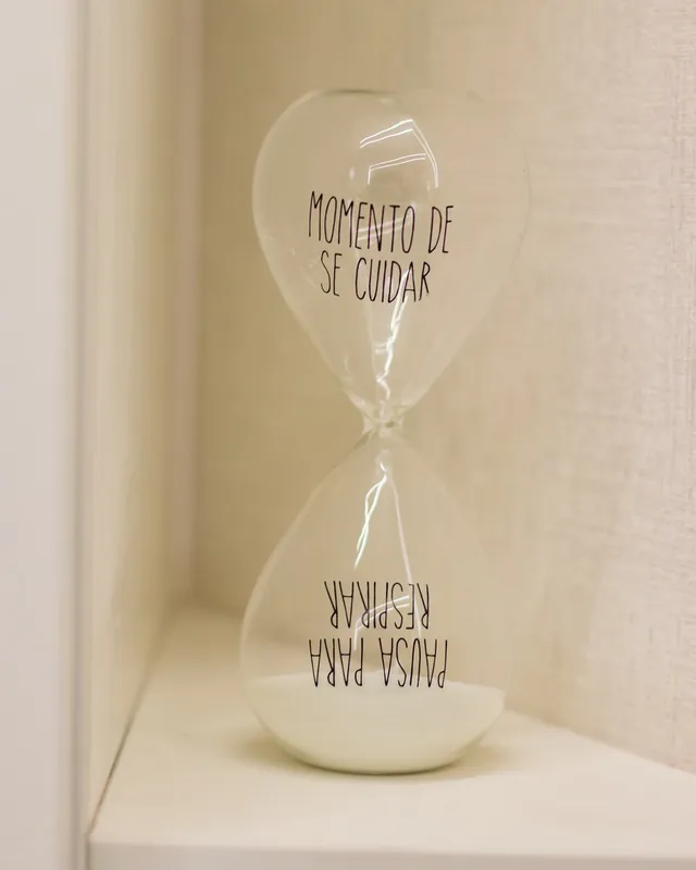 Ampulheta com a frase “Momento de se cuidar”