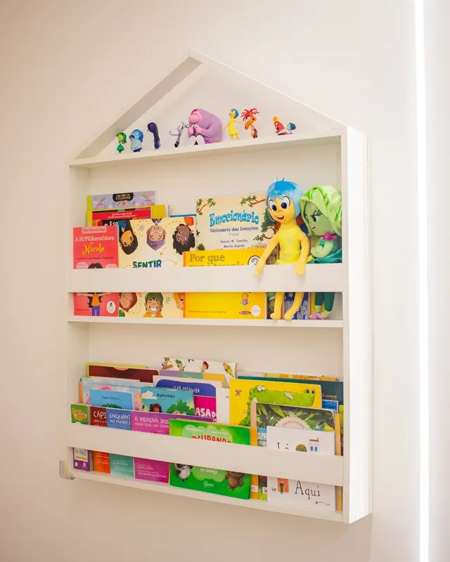 Estante de livros infantis em forma de casinha