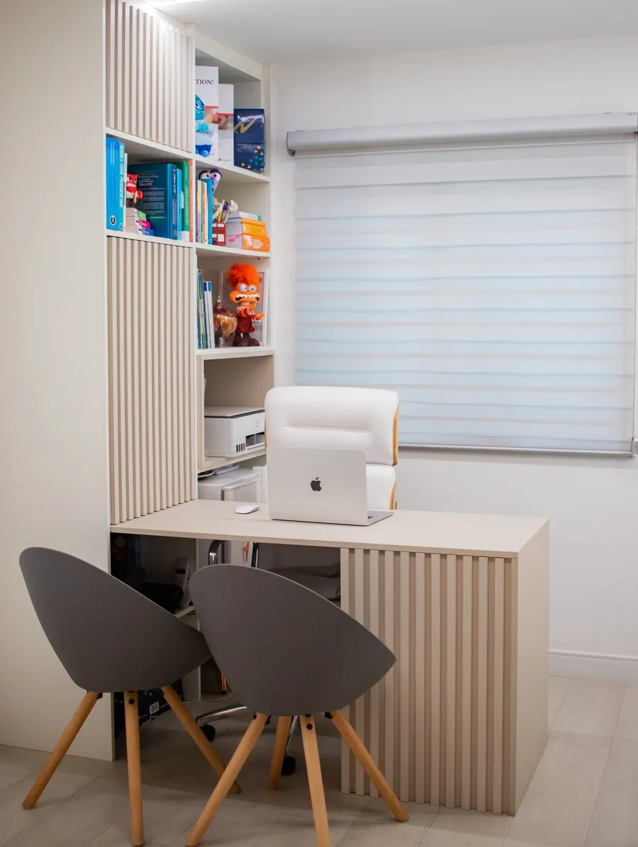 Consultório com mesa, computador e estante de brinquedos